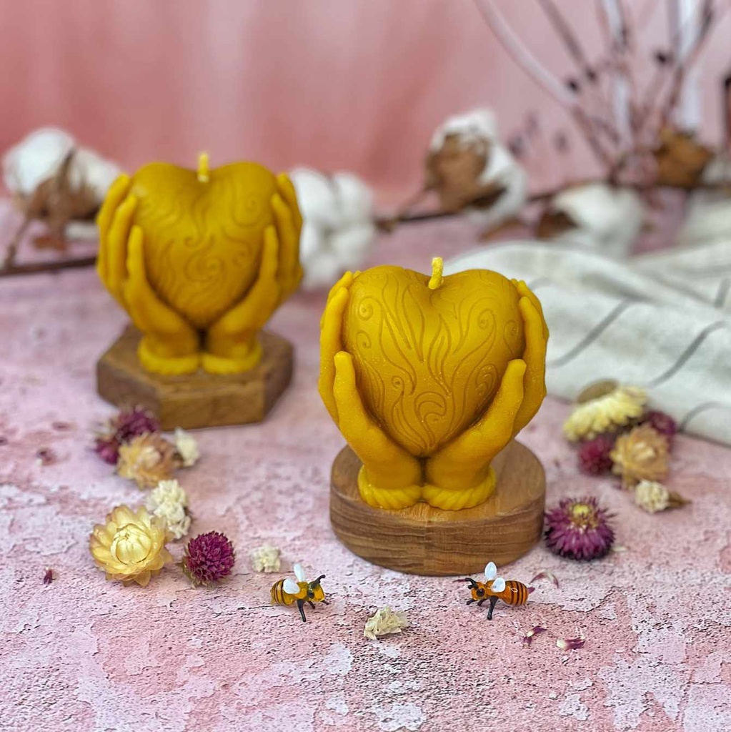 Свічка "Серце в долонях"