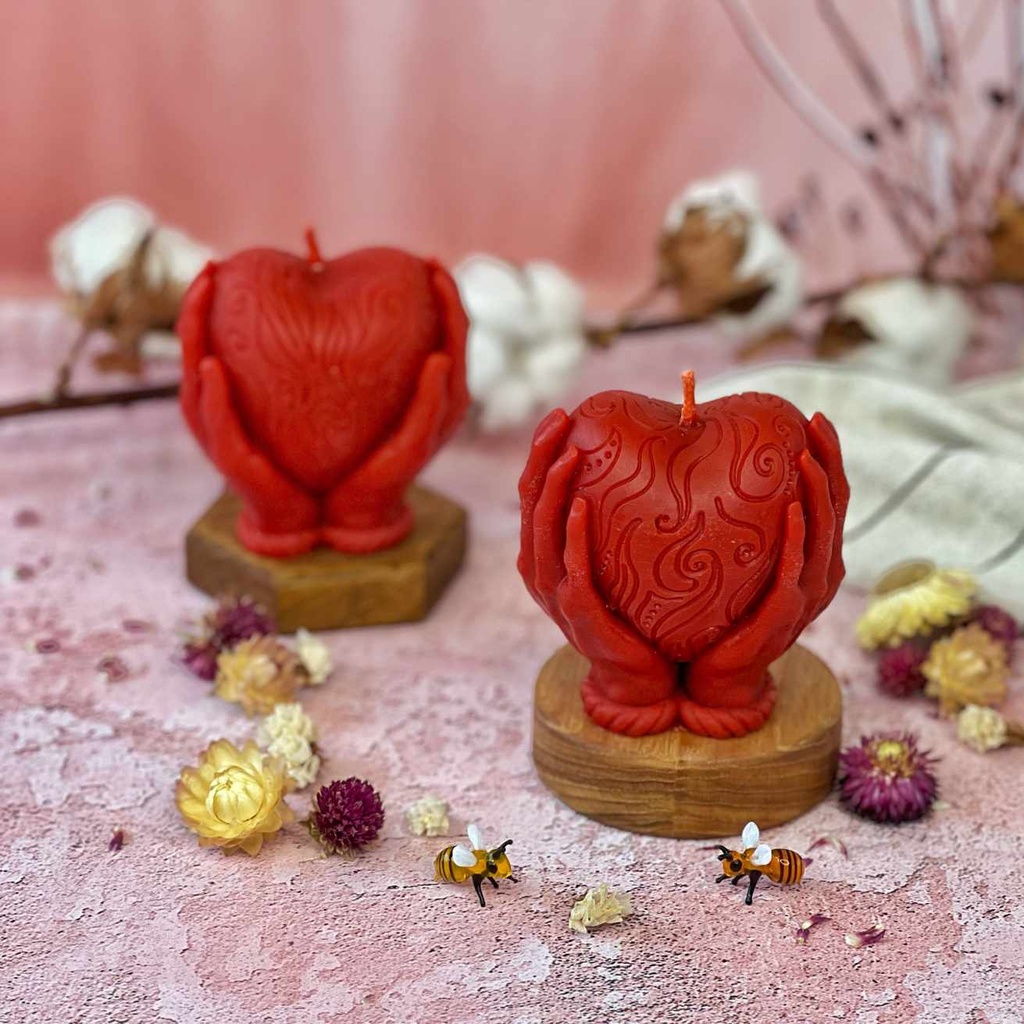 Свічка "Серце в долонях"