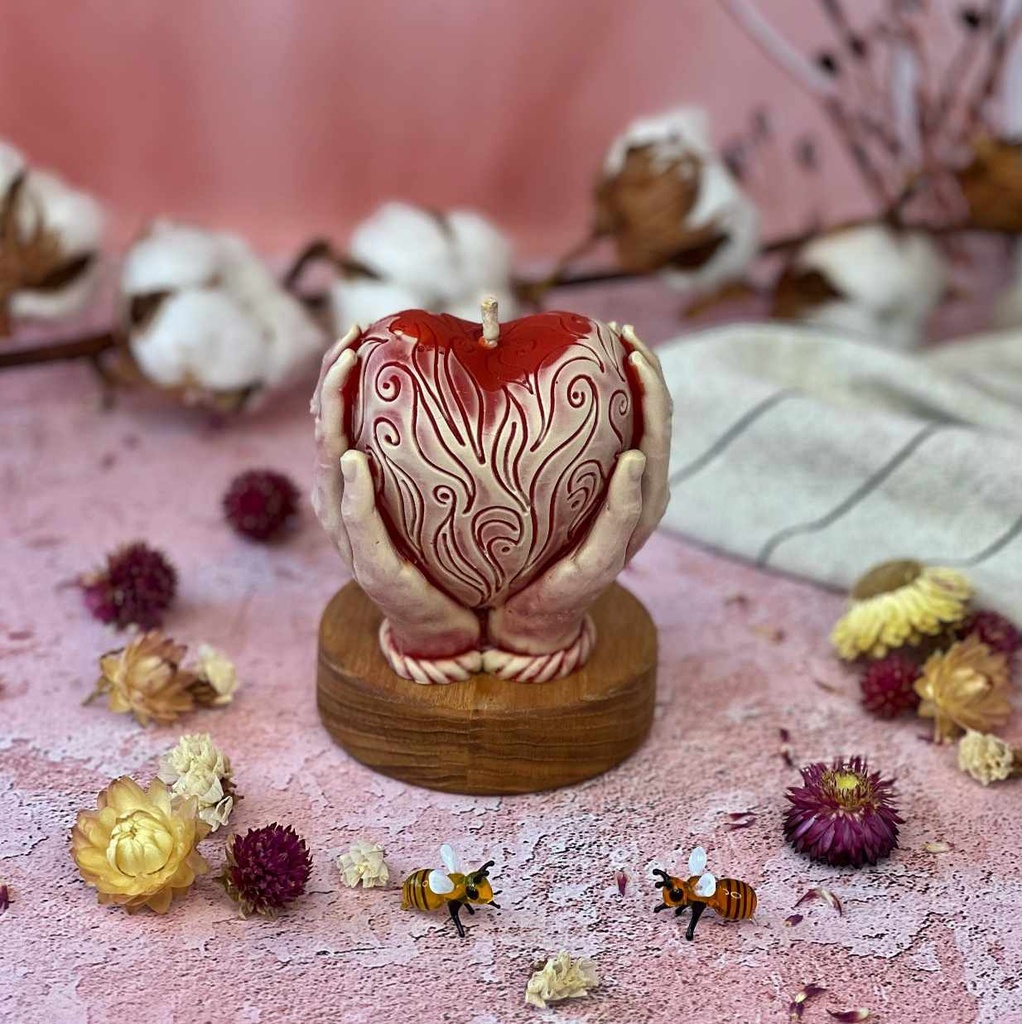 Свічка "Серце в долонях"