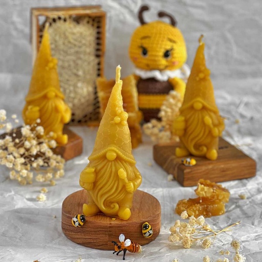 [0120] Свічка "Гном пасічник"